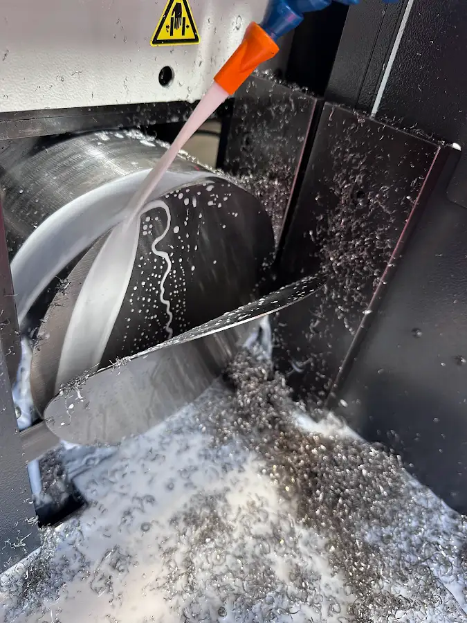 dc320-cnc-ss316l-cutting-example DC320 CNC sägt einen Edelstahl-Vollstab 316L mit 200 mm Durchmesser